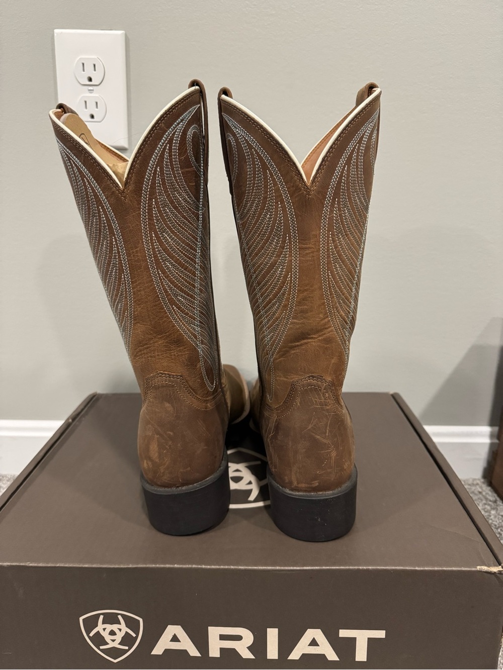 Ariat Brown Leather Western Cowboy Boots with White Stitching - Picture 4 of 5